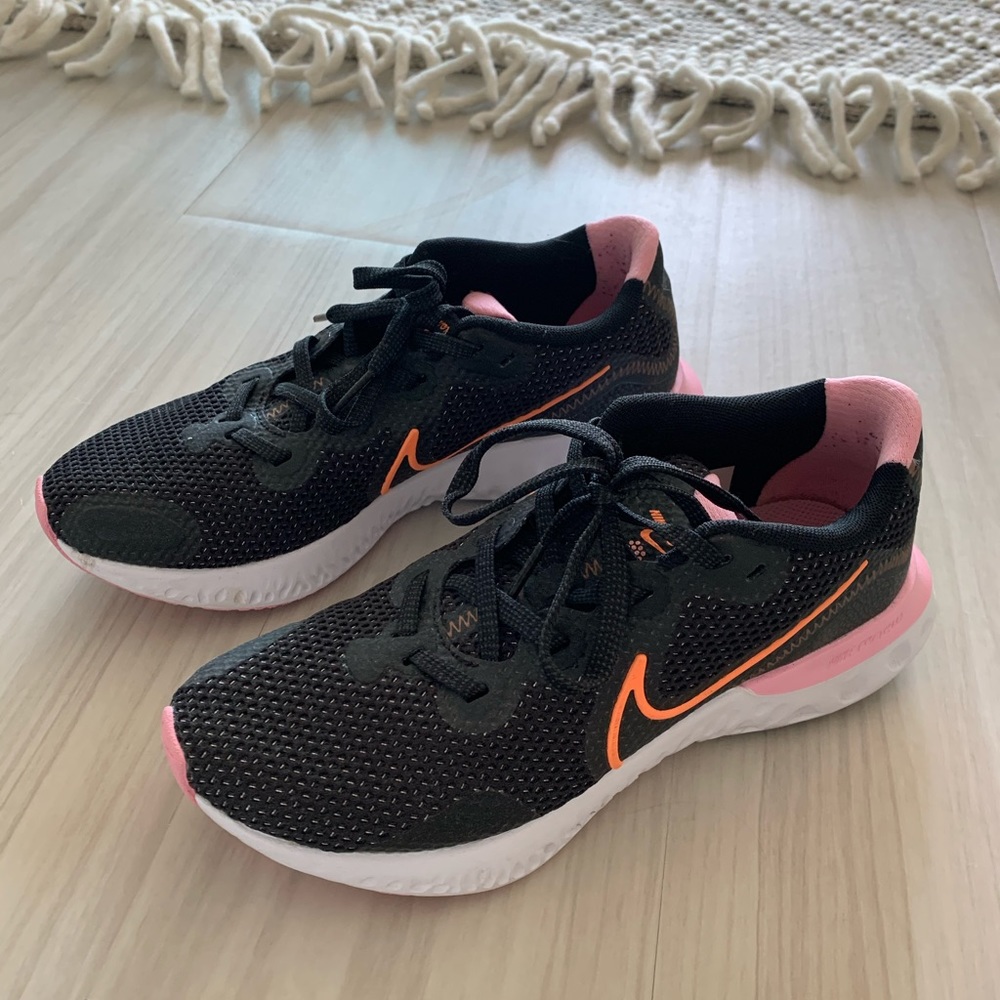 SOLD - Nike women’s sneakers